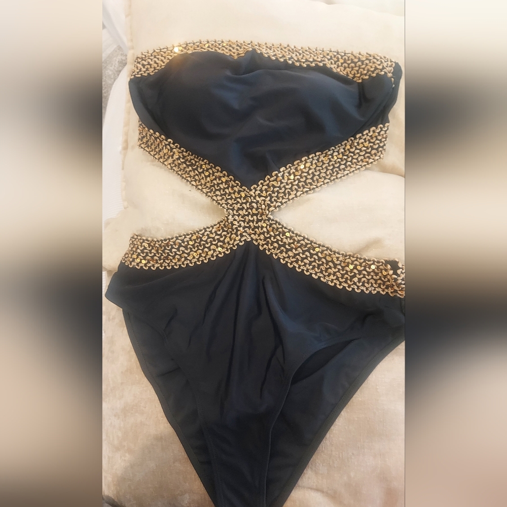 One Piece Cut Out Bandeau Swimsuit - Picture 4 of 5